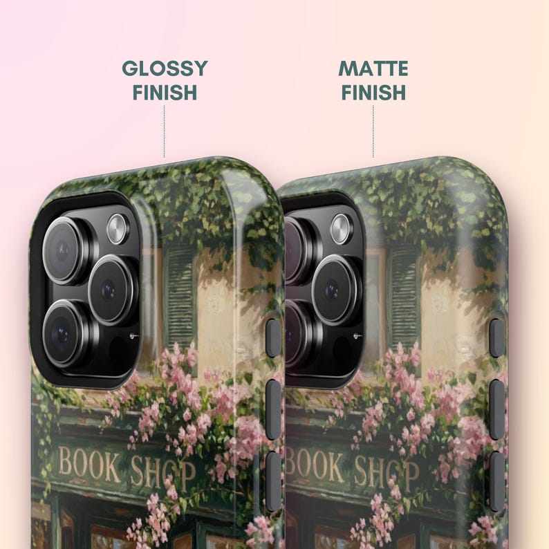 K&ouml;nnte beinhalten: Zwei Handyh&uuml;llen mit einer Buchladen-Illustration, rosa Blumen und gr&uuml;nen Ranken. Eine H&uuml;lle hat ein gl&auml;nzendes Finish, die andere ein mattes. Der Text "BOOK SHOP" ist auf beiden H&uuml;llen aufgedruckt, die zudem die Kameralinsen zeigen.