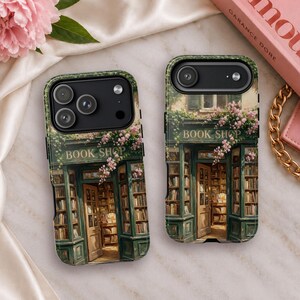 K&ouml;nnte beinhalten: Zwei Handyh&uuml;llen mit einer aufgedruckten Illustration eines gr&uuml;nen Ladenlokals mit dem Schriftzug BOOK SHOP &uuml;ber dem Eingang. Das Design zeigt mit B&uuml;chern gef&uuml;llte Regale, eine offene Holzt&uuml;r und rosa Blumen an der Fassade.