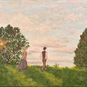 Puede incluir: Pintura al óleo de un paisaje con dos figuras con ropa de época caminando sobre una colina cubierta de hierba. El cielo está nublado y los árboles enmarcan la escena. La obra de arte tiene una estética vintage.