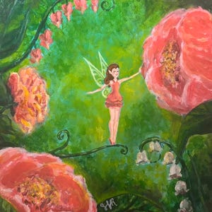 Peut inclure: Une peinture acrylique sur toile représentant une fée aux cheveux bruns avec des ailes translucides, vêtue d'une robe corail. La fée est entourée de grandes pivoines texturées de couleur corail et de tiges délicates de muguet blanc.
