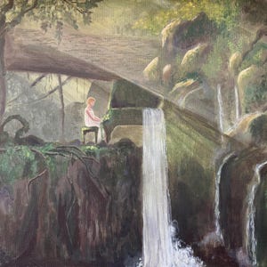 Puede incluir: Una pintura al óleo representa a una persona tocando el piano cerca de una cascada. La escena está ambientada en un entorno exuberante y verde con un puente al fondo. La pintura tiene una cualidad suave y onírica, con colores apagados y un enfoque en la luz y la sombra.