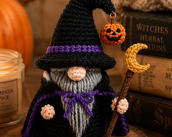 Witchy kabouter haakpatroon pdf, afneembare cape, halloween heks amigurumi, spookachtige pompoen, maanstaf, leuke gotische hoed, herfstcadeau-idee