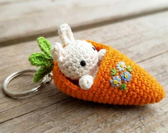 Gepersonaliseerde gehaakte sleutelhanger konijntje, handgemaakte amigurumi-zakbedel voor kinderen, unieke paasmandvuller, lente knuffelcadeau