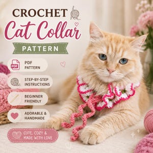 Pode incluir: Um gato ruivo usa uma coleira de crochê feita à mão com bordas de babados brancas e rosas e dois longos laços rosas pendentes. A imagem inclui o texto CROCHET Cat Collar PATTERN, PDF PATTERN, STEP-BY-STEP INSTRUCTIONS, BEGINNER FRIENDLY, ADORABLE & HANDMADE e CUTE, COZY & MADE WITH LOVE.