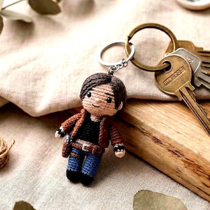 Patrón de crochet inspirado en oficial - Peluche de cazador zombi amigurumi - Figura de héroe del juego con chaqueta táctica - Mini llavero PDF - Regalo para gamer DIY