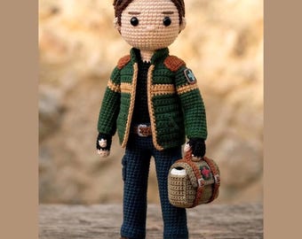 Ontdekkingsreiziger jongen gehaakte poppatroon pdf, realistische amigurumi-pop met outfit, tactische avonturenpop speelgoedzelfstudie, City Guardian digitaal