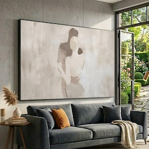 Lienzo abstracto de pareja abrazándose, arte de pared romántico minimalista, lienzo en tonos neutros, silueta de amor moderna, decoración elegante para el hogar.