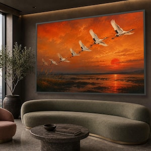 Flytttranor vid solnedgång, canvas med orange himmel, väggkonst med lugn natur, canvas med våtmarkslandskap, heminredning med svävande fåglar