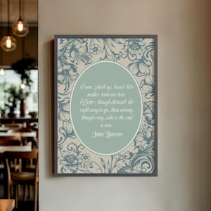 Puede incluir: Arte mural enmarcado con una cita de John Bunyan. La obra de arte tiene un diseño floral en tonos azules y beige. La cita está centrada en forma ovalada, con el nombre del autor debajo.