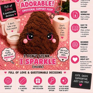 Op de afbeelding: Een bruin, zacht, poepvormig knutselproject met roze wangen en grote ogen. De afbeelding bevat de tekst "Ik ben misschien een poep, maar ik ben schattig!" en "Emotional Support Poop". Het eindproduct is ongeveer 13-15 cm hoog.