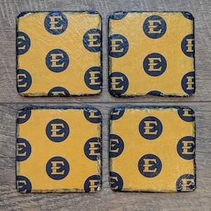 ETSU East Tennessee State University Underlägg – Set med 4 blå/guldfärgade skifferplattor