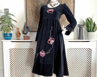 Abito vintage anni '70 in velluto con applicazioni, stile folkloristico, stile impero, con corpetto // maniche a campana e tromba // stile cottagecore, contadino, hippie, hippy, prateria
