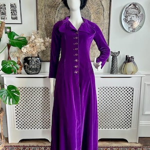 Casaco longo vintage de veludo roxo dos anos 1960 // Estilo Biba // Deusa boho dramática do final dos anos 60 e início dos anos 70