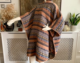 1970's Vintage Tapestry Woven Wool Cape Hooded Poncho // One Size // Autumn Fall Colours // Toggle Button Sides // 70’s Winter Layering