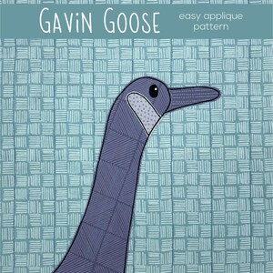 Op de afbeelding: Een digitale illustratie van een blauwe gans met een wit oog en een witte snavel. De gans staat op een blauw-wit geruite achtergrond. De tekst "Gavin Goose easy applique pattern" staat bovenaan de afbeelding.
