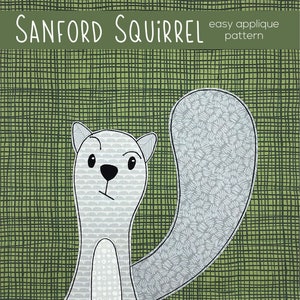 Puede incluir: Una ilustración digital de una ardilla gris con una cola tupida, delineada en negro, sobre un fondo de cuadros verdes. El texto "SANFORD SQUIRREL easy applique pattern" está en la parte superior de la imagen.