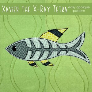 Puede incluir: Un fondo de fieltro verde con una aplicación de un pez gris y amarillo con el texto "XAVIER THE X-RAY TETRA easy applique pattern" sobre el pez.
