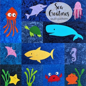 Puede incluir: Un patrón de colcha con una variedad de criaturas marinas, incluyendo una ballena, un tiburón, un caballito de mar, una tortuga, una medusa, una estrella de mar y algas marinas. El patrón se titula "Sea Creatures Quilt Pattern".