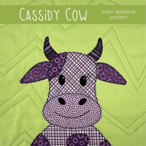 Könnte beinhalten: Lila und weißer Patchwork-Kuh-Applikationsmuster, betitelt "Cassidy Cow" mit dem Text "easy applique pattern" über der Kuh.
