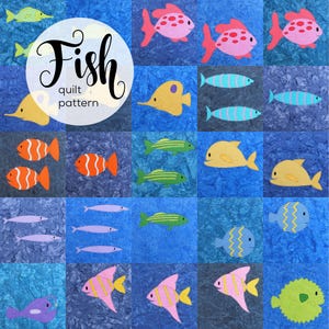 Puede incluir: Un patrón de colcha colorido con varios diseños de peces. El patrón incluye una variedad de formas, colores y tamaños de peces, incluyendo un pez azul, un pez rojo, un pez amarillo y un pez verde. El patrón se titula "Fish quilt pattern".