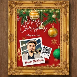 Könnte beinhalten: Weihnachtskarte in einem goldenen, verzierten Rahmen. Die Karte hat einen roten Hintergrund mit Weihnachtsdekorationen, Kugeln und Grün. Der Text lautet "Merry Christmas" und "Happy Holidays!". Ein Foto und ein QR-Code sind ebenfalls enthalten.
