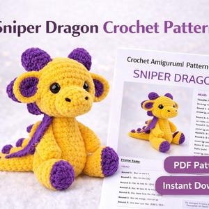 Peut inclure: Un amigurumi de dragon jaune et violet crocheté est présenté à côté d'une feuille de patron. Le dragon a de grands yeux, une longue queue et des détails violets. La feuille de patron est pour un projet de crochet "Sniper Dragon", avec des instructions.