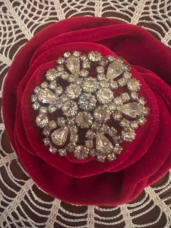 Weiss Flower Shaped Brooch - Vintage -