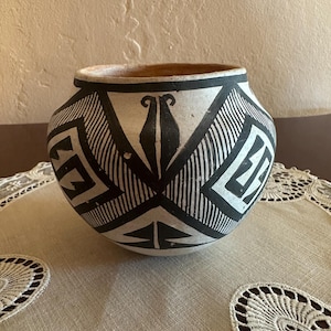 Early Acoma Pottery Vase