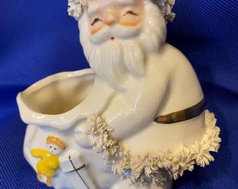 Vaso da fiori vintage Napco Arctic White a forma di Babbo Natale. Ceramica anni '50 con decorazioni a spaghetti, etichetta originale in lamina d'argento, rara decorazione natalizia bianca e oro.