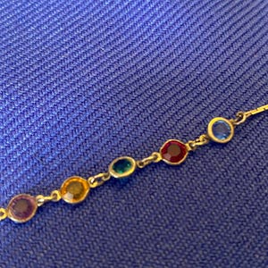 Collar vintage de plata de los años 70 con vibrantes piedras preciosas multifacéticas engastadas en bisel. Fabricado en Corea del Sur. 45,7 cm de largo.