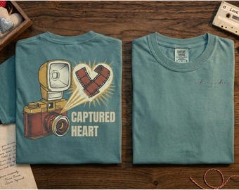 Chemise appareil photo vintage coeur capturé, t-shirt photographie rétro, archives analogiques de l'Atlas, cadeau de Saint-Valentin pour photographe, esthétique des années 70