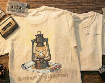 Chemise Illuminer l'inconnu, T-shirt graphique Explorer imprimé au dos, Vêtements de randonnée rétro, Aventure dans la nature hors réseau, Atlas analogique