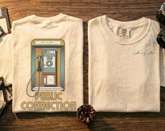 T-shirt Public Connection, T-shirt cabine téléphonique rétro, graphisme streetwear urbain, cadeau tech nostalgique des années 90, connexion publique Atlas analogique