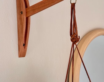 Gancho de pared de cerezo para colgar plantas - Colgador de plantas - Hecho a mano con soporte articulado y gancho de latón