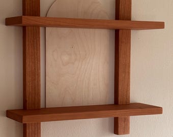 Estantería flotante de dos niveles – Madera de cerezo con detalle de arco de arce / Estantería de pared minimalista / Exhibidor de almacenamiento hecho a mano
