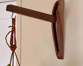 Gancho de pared de nogal para colgar plantas - Colgador de plantas - Hecho a mano con soporte articulado y gancho de latón