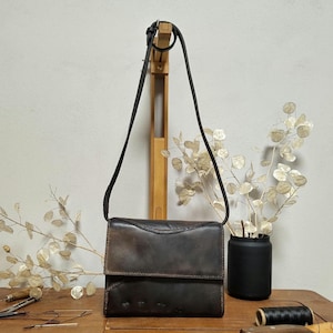 Borsa marrone in pelle, con tracolla, artigianale