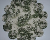 Santa and Sleigh Green and Ivory Toile 8.5 quot Yo Yo Doily