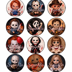 Puede incluir: Un conjunto de doce pegatinas circulares con personajes de películas de terror de estilo chibi, incluyendo figuras con cuchillos, máscaras, motosierras y globos, cada una superpuesta con el texto cursivo SugarKiss en un patrón repetitivo.