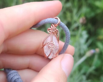 Pulseira de quartzo transparente de alta qualidade com detalhes em cobre.