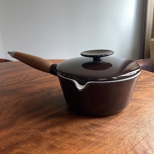 Vintage brun COPCO emaljgryta, designer Michael Lax, Danmark - Emaljerat gjutjärn med teakhandtag. 6,5 tum i diameter
