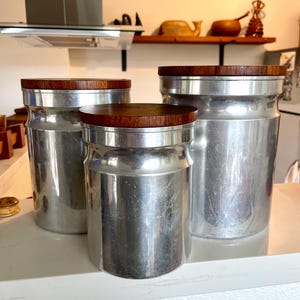 Trío de botes de aluminio de mediados de siglo con tapas de teca siamesa con diseño de parquet, del diseñador Ernest Sohn de ATAPCO, década de 1960.