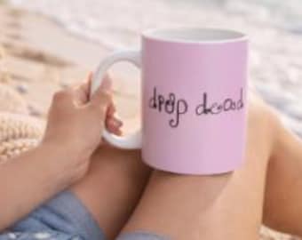Mug Drop Dead Olivia Rodrigo - Vous semblez assez triste pour une fille si amoureuse de l'époque, tasse à café inspirée, esthétique fille triste, tasse de merchandising pour fans