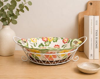 Bol para servir con diseño floral de la marca Vintage Temp-tations con soporte de cesta metálica.