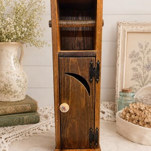 Soporte de papel higiénico de madera vintage, estilo rústico de granja para montaje en pared, dispensador de papel higiénico con pomo floral.