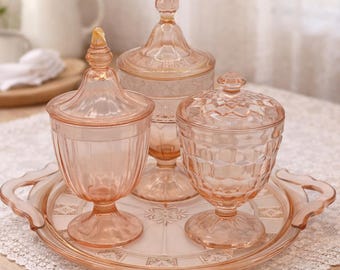 Ensemble pour meuble-lavabo en verre rose vintage avec plateau | Bonbonnières avec couvercle | Verre Art Déco | Décoration Cottagecore | Ensemble de verres antiques roses