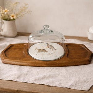 Vintage eikenhouten botervloot, glazen koepeldeksel, keramisch vogelspeelgoed, decor boerderij keuken