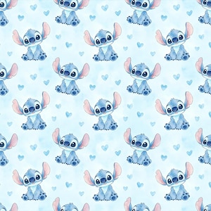 Peut inclure: Motif répétitif avec le personnage bleu Stitch de Lilo & Stitch. L'illustration de style aquarelle montre Stitch dans diverses poses, entouré de cœurs bleu clair sur un fond bleu clair.