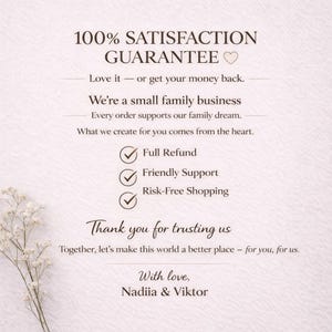 Puede incluir: Una tarjeta color crema con el texto "100% Garant&iacute;a de Satisfacci&oacute;n". El texto incluye "Love it or get your money back" y "Reembolso completo, Soporte amable, Compras sin riesgo". La tarjeta est&aacute; firmada "Nadiia & Viktor".