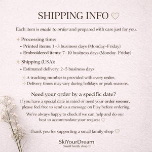 Puede incluir: Gr&aacute;fico color crema con el texto "SHIPPING INFO" en la parte superior. El texto proporciona informaci&oacute;n sobre los tiempos de procesamiento, el env&iacute;o dentro de EE. UU. y c&oacute;mo solicitar una fecha de entrega espec&iacute;fica. El nombre de la tienda "SkiYourDream" est&aacute; en la parte inferior.